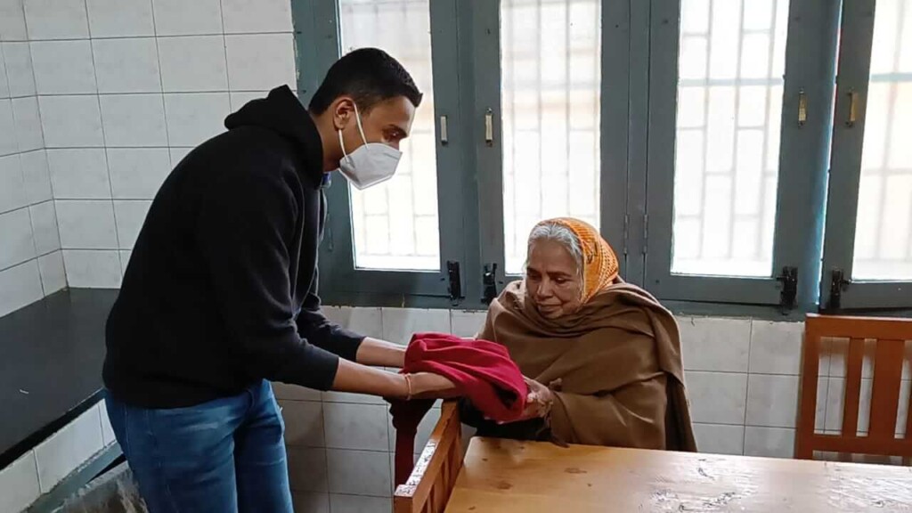 grade 10 icse boys helps old age people