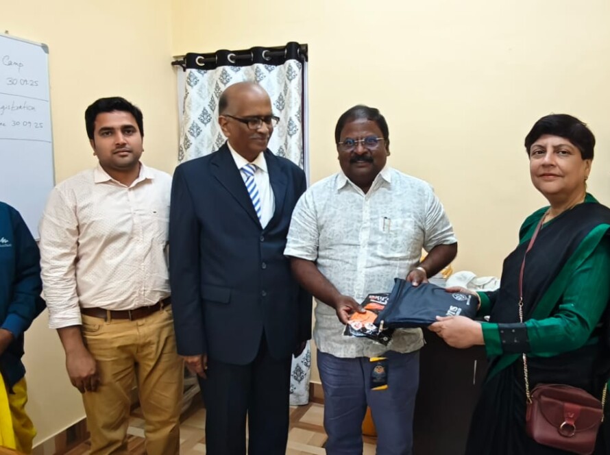 raincoat and gloves for municipal health workers project